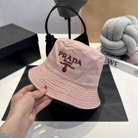 Рыбацкая шляпа Prada Оригинальный дизайн, привлекающий внимание И