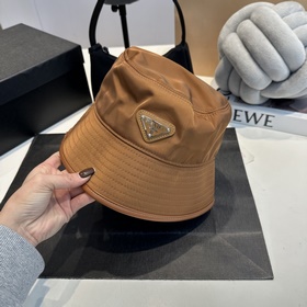Prada весна-лето 2025, новая модель шляпы в стиле рыбацкой, визуа