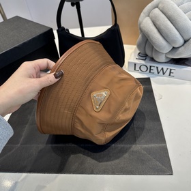 Prada весна-лето 2025, новая модель шляпы в стиле рыбацкой, визуа