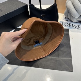 Prada весна-лето 2025, новая модель шляпы в стиле рыбацкой, визуа