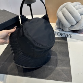 Prada весна-лето 2025, новая модель шляпы-ушанки от известного бр
