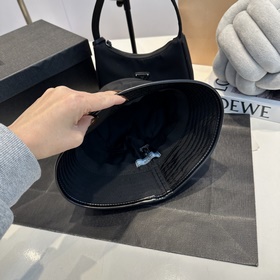 Prada весна-лето 2025, новая модель шляпы-ушанки от известного бр