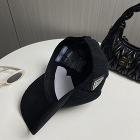 Новая осенне-зимняя бейсболка из вельвета от Prada Эта модель дей