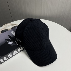 Новая осенне-зимняя бейсболка из вельвета от Prada Эта модель дей