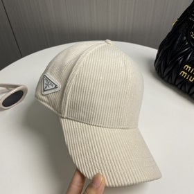 Новая осенне-зимняя бейсболка из вельвета от Prada Эта модель дей