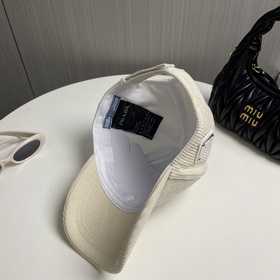 Новая осенне-зимняя бейсболка из вельвета от Prada Эта модель дей