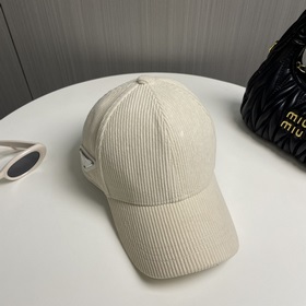 Новая осенне-зимняя бейсболка из вельвета от Prada Эта модель дей