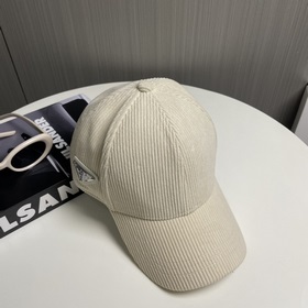 Новая осенне-зимняя бейсболка из вельвета от Prada Эта модель дей
