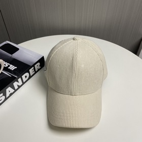 Новая осенне-зимняя бейсболка из вельвета от Prada Эта модель дей