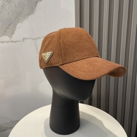 Новая осенне-зимняя бейсболка из вельвета от Prada Эта модель дей