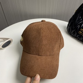 Новая осенне-зимняя бейсболка из вельвета от Prada Эта модель дей