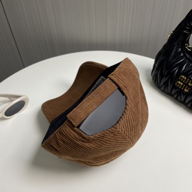 Новая осенне-зимняя бейсболка из вельвета от Prada Эта модель дей