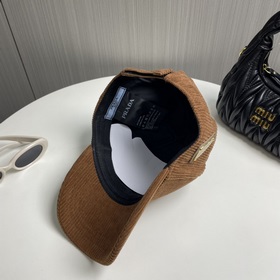 Новая осенне-зимняя бейсболка из вельвета от Prada Эта модель дей