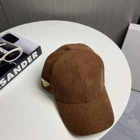 Новая осенне-зимняя бейсболка из вельвета от Prada Эта модель дей