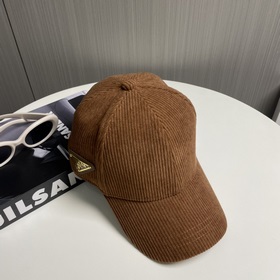 Новая осенне-зимняя бейсболка из вельвета от Prada Эта модель дей
