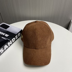 Новая осенне-зимняя бейсболка из вельвета от Prada Эта модель дей
