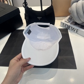 Prada 2025 ранневесенняя модель брендовой бейсболки, классическая