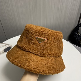 Новая осенне-зимняя модель шапки-рыбачкиз овечьей шерсти от Prada