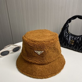 Новая осенне-зимняя модель шапки-рыбачкиз овечьей шерсти от Prada