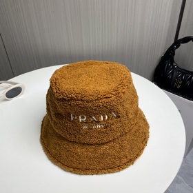Новая осенне-зимняя модель шапки-рыбачкиз овечьей шерсти от Prada