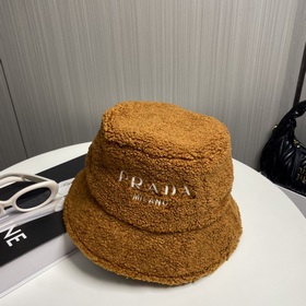 Новая осенне-зимняя модель шапки-рыбачкиз овечьей шерсти от Prada