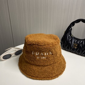 Новая осенне-зимняя модель шапки-рыбачкиз овечьей шерсти от Prada