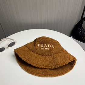 Новая осенне-зимняя модель шапки-рыбачкиз овечьей шерсти от Prada