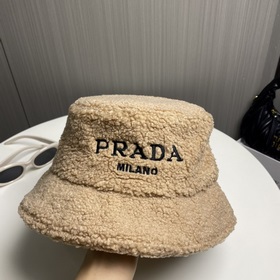 Новая осенне-зимняя модель шапки-рыбачкиз овечьей шерсти от Prada