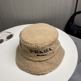 Новая осенне-зимняя модель шапки-рыбачкиз овечьей шерсти от Prada