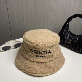 Новая осенне-зимняя модель шапки-рыбачкиз овечьей шерсти от Prada