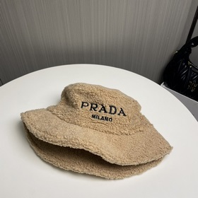 Новая осенне-зимняя модель шапки-рыбачкиз овечьей шерсти от Prada