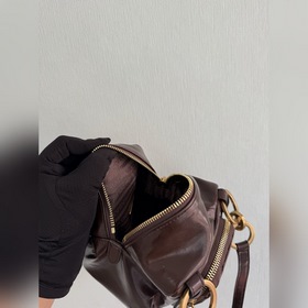 Новая модель из масляной кожи 1BB137, маленькая Эта новая сумка-