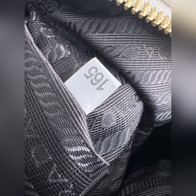 Новая модель из масляной кожи 1BB137, маленькая Эта новая сумка-