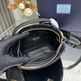 【Высочайшее качество】 Новейшая мини-сумочка 1BH208 из шерсти. Эта