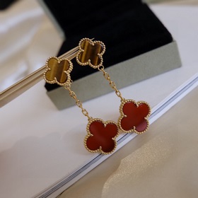 Новинка от Van Cleef & Arpels! Тщательно изготовленные серьги