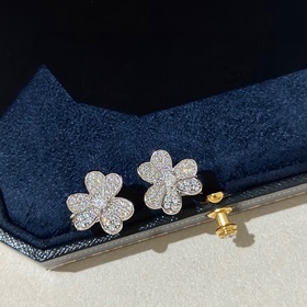 Оригинальная версия Frivole серии Van Cleef &amp; Arpels. Серьги-
