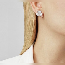Оригинальная версия Frivole серии Van Cleef & Arpels. Серьги-