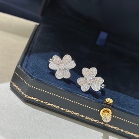 Оригинальная версия Frivole серии Van Cleef & Arpels. Серьги-