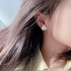 Оригинальная версия Frivole серии Van Cleef & Arpels. Серьги-