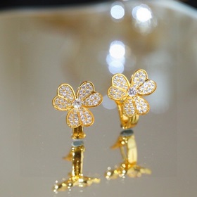 Серьги Frivole от Van Cleef & Arpels напоминают цветы, колышу