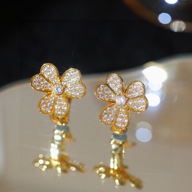 Серьги Frivole от Van Cleef & Arpels напоминают цветы, колышу