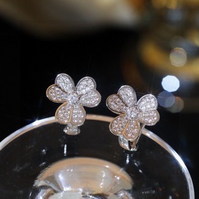 Серьги Frivole от Van Cleef & Arpels напоминают цветы, колышу