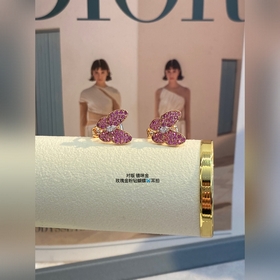 V-образное покрытие из желтого золота VCA/Van Cleef & Arpels 