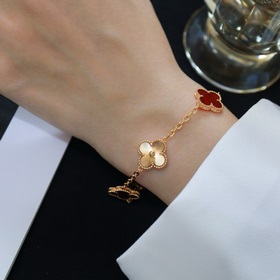 -Изображение витрины, изображение на руке -Van Cleef & Arpels