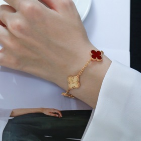 -Изображение витрины, изображение на руке -Van Cleef & Arpels