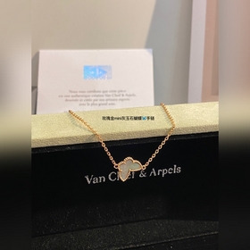 V Золотое покрытие миндального цвета Van Cleef & Arpels Sweet