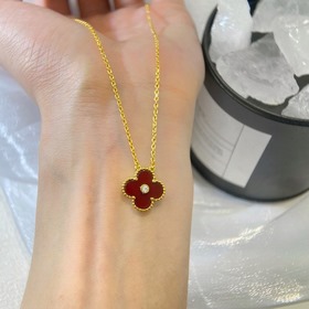 Van Cleef & Arpels Четырехлистный кулон с бриллиантами, натур