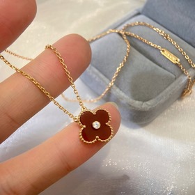 Van Cleef & Arpels Четырехлистный кулон с бриллиантами, натур