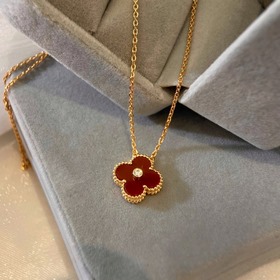 Van Cleef & Arpels Четырехлистный кулон с бриллиантами, натур