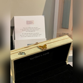 V-образное покрытие из миндального золота на верхней панели Наш п